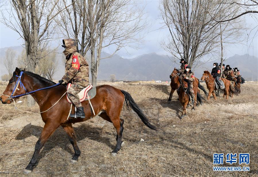 (聚焦疫情防控·圖文互動(dòng))(2)行進(jìn)在鄉(xiāng)間的馬背巡邏隊(duì)