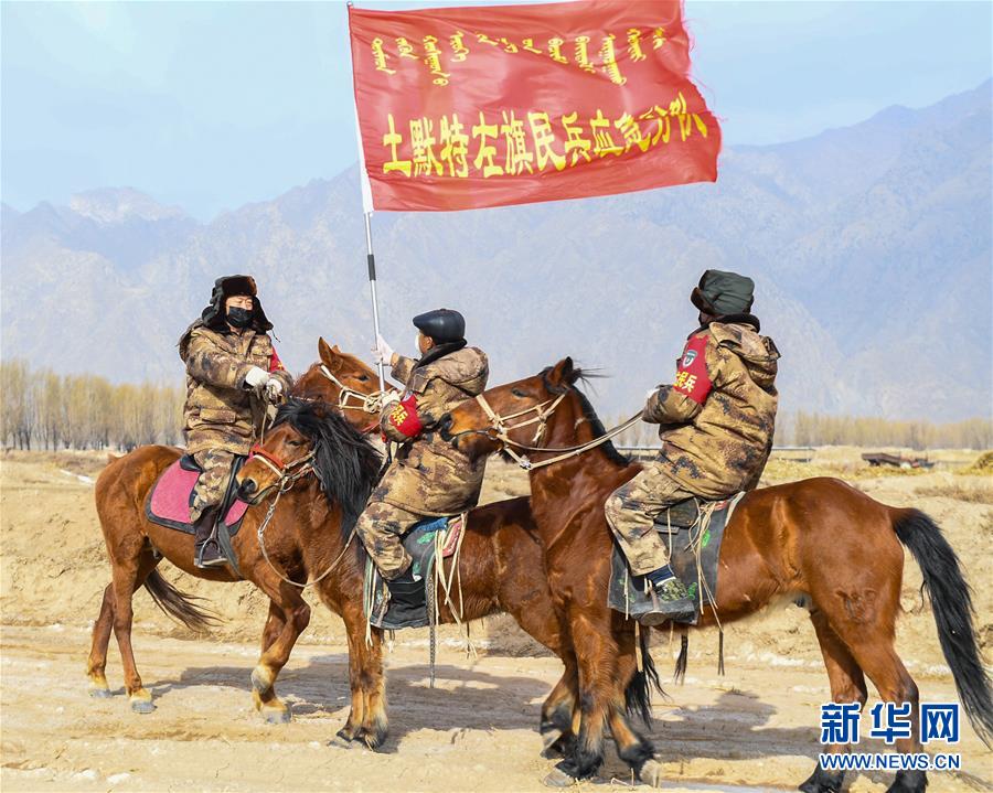 (聚焦疫情防控·圖文互動(dòng))(3)行進(jìn)在鄉(xiāng)間的馬背巡邏隊(duì)
