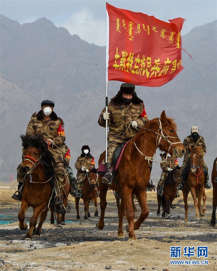 (聚焦疫情防控·圖文互動(dòng))(4)行進(jìn)在鄉(xiāng)間的馬背巡邏隊(duì)