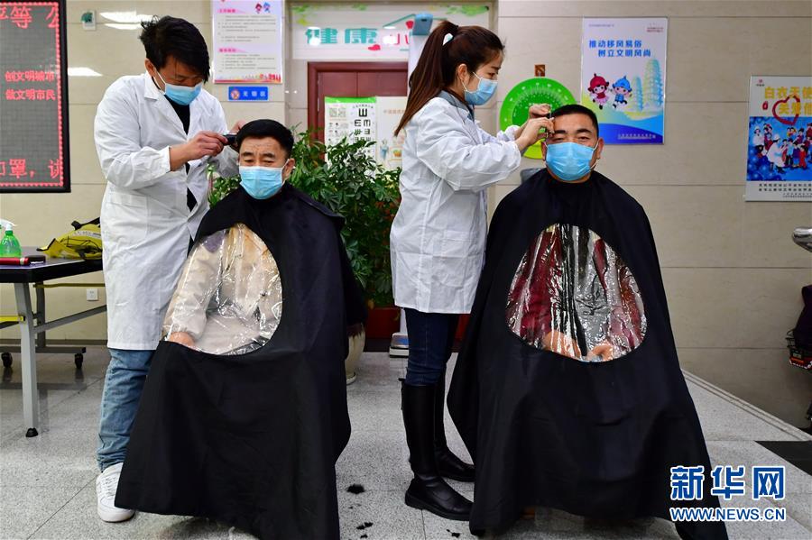 （在習(xí)近平新時(shí)代中國特色社會(huì)主義思想指引下&mdash;&mdash;新時(shí)代新作為新篇章&middot;習(xí)近平總書記關(guān)切事&middot;圖文互動(dòng)）（3）戰(zhàn)&ldquo;疫&rdquo;中的&ldquo;凡人微光&rdquo;