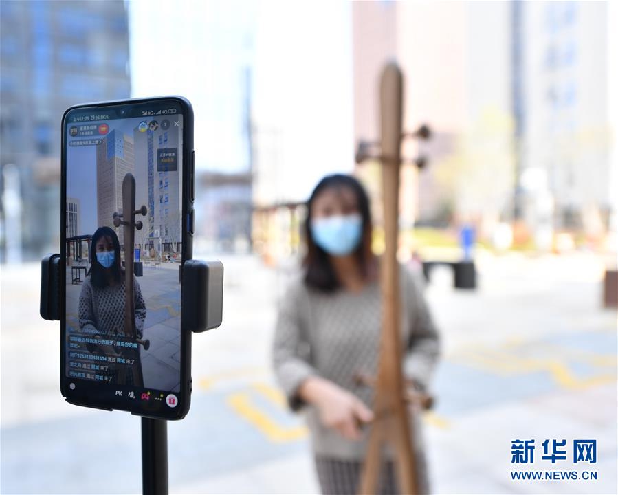 （圖文互動(dòng)）（1）展會(huì)變直播 員工變網(wǎng)紅&mdash;&mdash;千億元家具產(chǎn)業(yè)別樣復(fù)工復(fù)產(chǎn)路