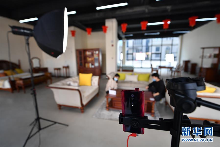 （圖文互動(dòng)）（5）展會(huì)變直播 員工變網(wǎng)紅&mdash;&mdash;千億元家具產(chǎn)業(yè)別樣復(fù)工復(fù)產(chǎn)路