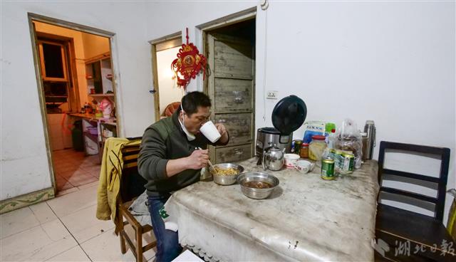 2082852_(新媒體組圖附視頻)應(yīng)急車隊(duì)司_5.jpg 2082852_(新媒體組圖附視頻)應(yīng)急車隊(duì)司_5.jpg