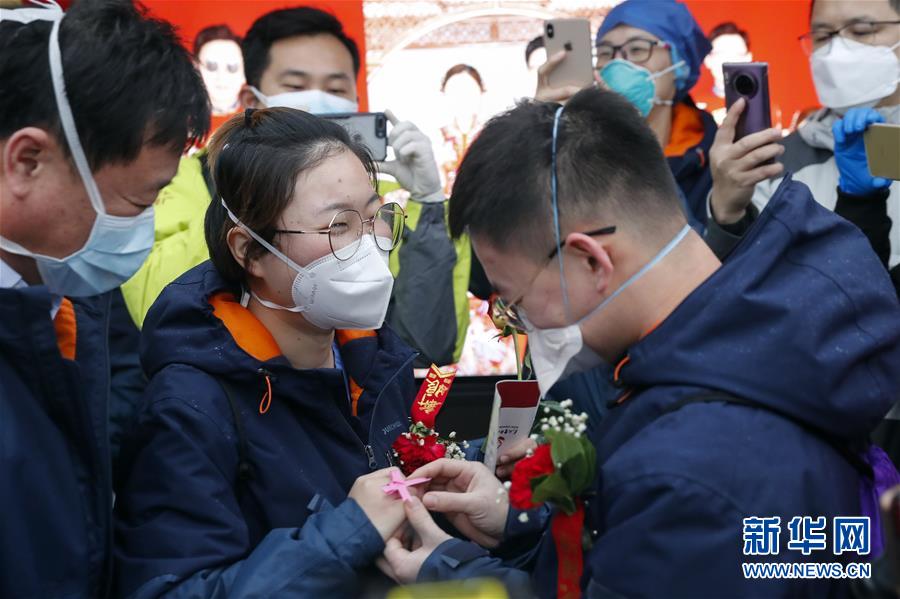 (新華全媒頭條·圖文互動(dòng))(3)赤子之歌——記奮戰(zhàn)在抗疫一線的90后白衣戰(zhàn)士