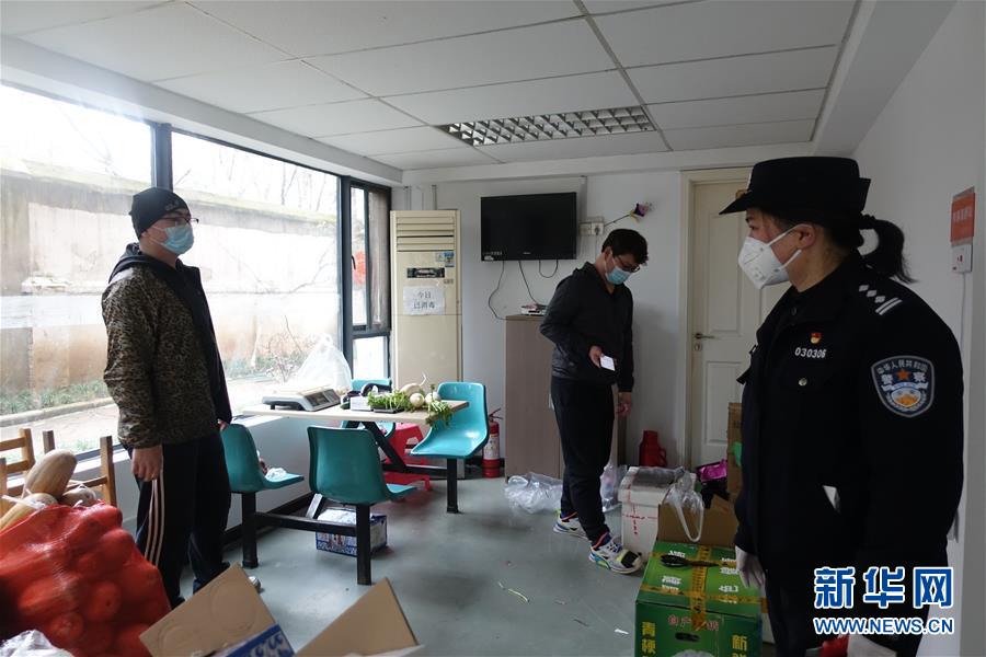 (一線抗疫群英譜·圖文互動)(2)民警王群:老舊小區(qū)里的抗疫“團(tuán)”長