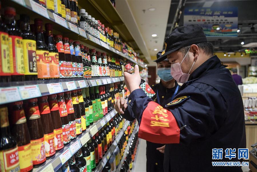 （在習(xí)近平新時(shí)代中國特色社會(huì)主義思想指引下&mdash;&mdash;新時(shí)代新作為新篇章&middot;習(xí)近平總書記關(guān)切事）（1）&ldquo;平凡英雄&rdquo;的力量&mdash;&mdash;致敬堅(jiān)守戰(zhàn)&ldquo;疫&rdquo;一線的社區(qū)工作者 