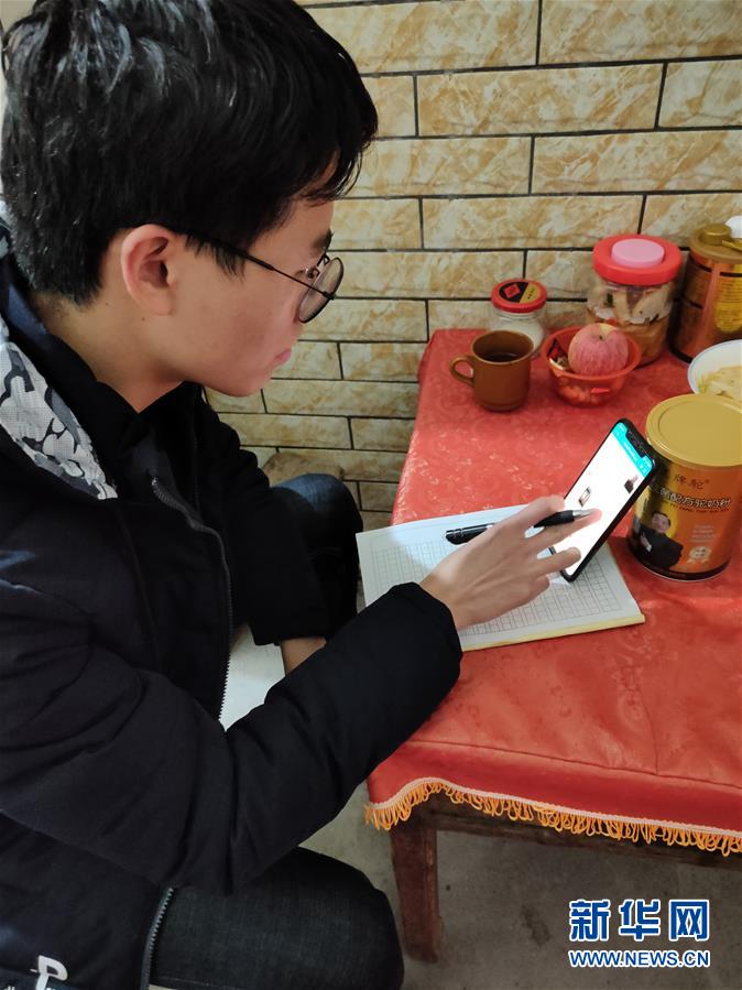 （新華網(wǎng)&middot;圖文互動(dòng)）（1）為&ldquo;逆行者&rdquo;后方護(hù)航，這些大學(xué)生的假期不一般