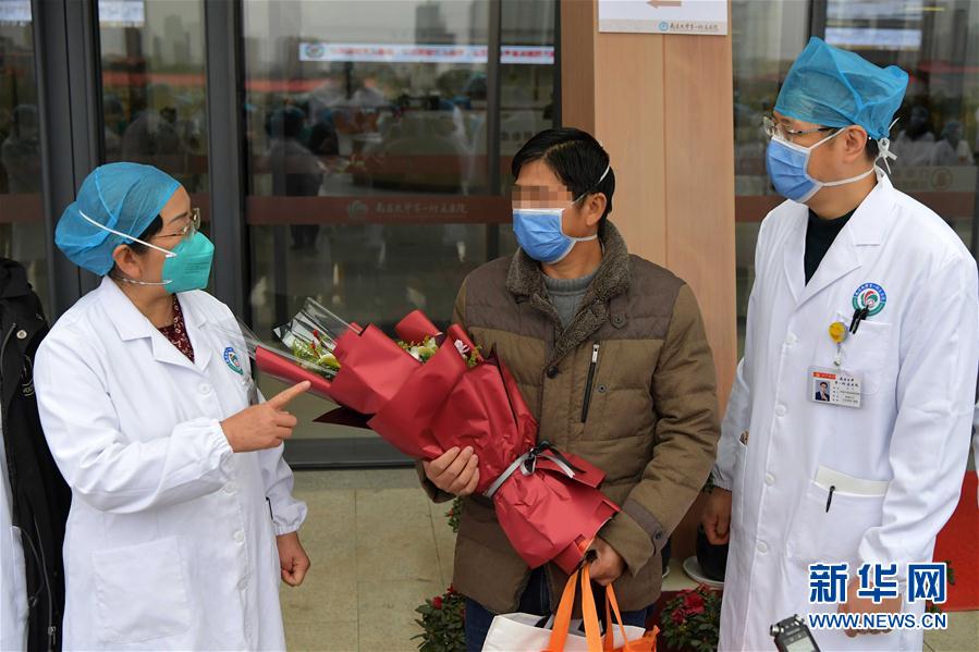 （在習(xí)近平新時(shí)代中國特色社會(huì)主義思想指引下&mdash;&mdash;新時(shí)代新作為新篇章&middot;習(xí)近平總書記關(guān)切事&middot;圖文互動(dòng)）（10）口罩擋不住你的美&mdash;&mdash;戰(zhàn)&ldquo;疫&rdquo;一線巾幗掠影