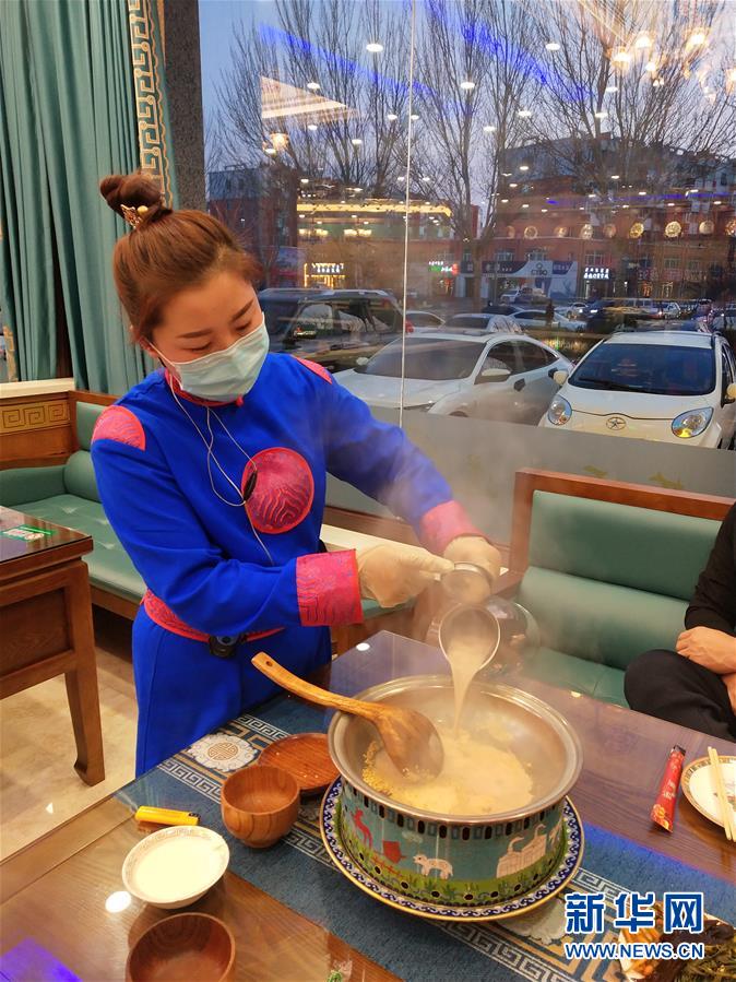 （圖文互動(dòng)）（2）特寫(xiě)：限人數(shù)、分餐吃、用公筷&mdash;&mdash;偏遠(yuǎn)小城&ldquo;吃飯&rdquo;見(jiàn)聞