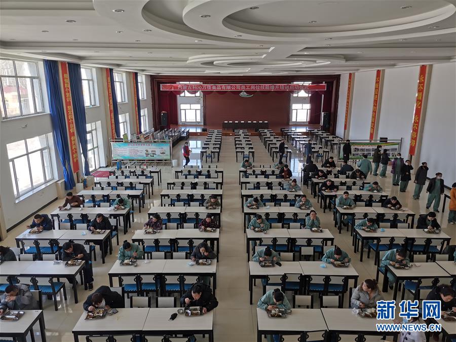 （圖文互動(dòng)）（3）特寫(xiě)：限人數(shù)、分餐吃、用公筷&mdash;&mdash;偏遠(yuǎn)小城&ldquo;吃飯&rdquo;見(jiàn)聞