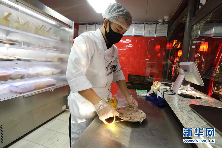 （圖文互動(dòng)）（4）特寫(xiě)：限人數(shù)、分餐吃、用公筷&mdash;&mdash;偏遠(yuǎn)小城&ldquo;吃飯&rdquo;見(jiàn)聞