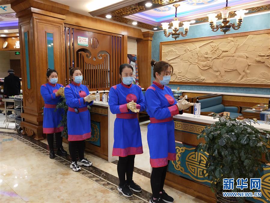 （圖文互動(dòng)）（6）特寫(xiě)：限人數(shù)、分餐吃、用公筷&mdash;&mdash;偏遠(yuǎn)小城&ldquo;吃飯&rdquo;見(jiàn)聞