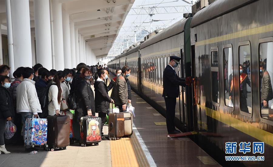 (新華全媒頭條·圖文互動)(2)暢通復工復產(chǎn)“生命線”——全國恢復正常交通運輸秩序