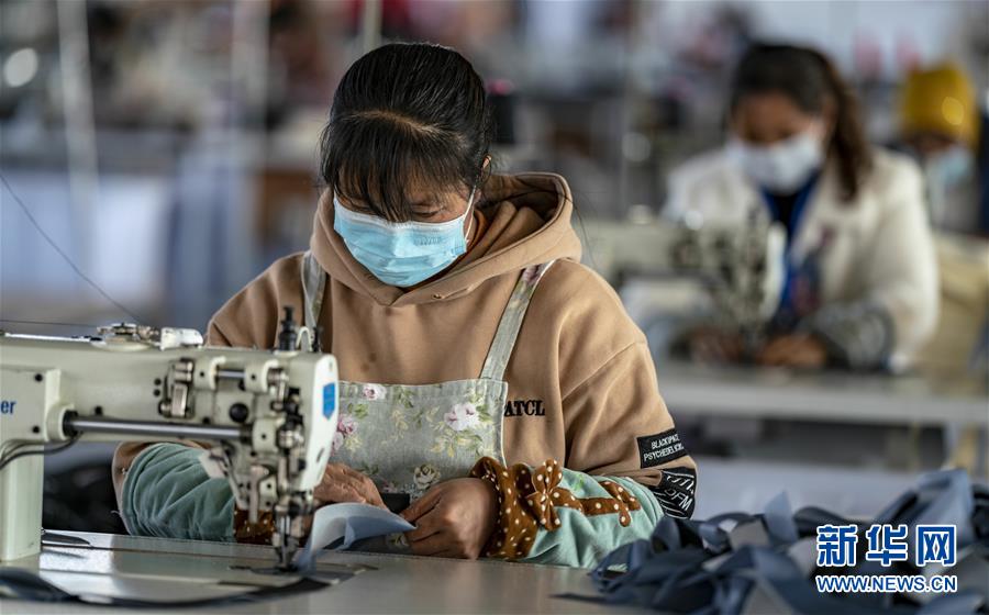 （在習(xí)近平新時(shí)代中國(guó)特色社會(huì)主義思想指引下&mdash;&mdash;新時(shí)代新作為新篇章&middot;習(xí)近平總書(shū)記關(guān)切事&middot;圖文互動(dòng)）（1）戰(zhàn)&ldquo;疫&rdquo;要?jiǎng)艜r(shí)，戰(zhàn)&ldquo;貧&rdquo;再加把勁！&mdash;&mdash;中央各部門助力脫貧攻堅(jiān)很給力