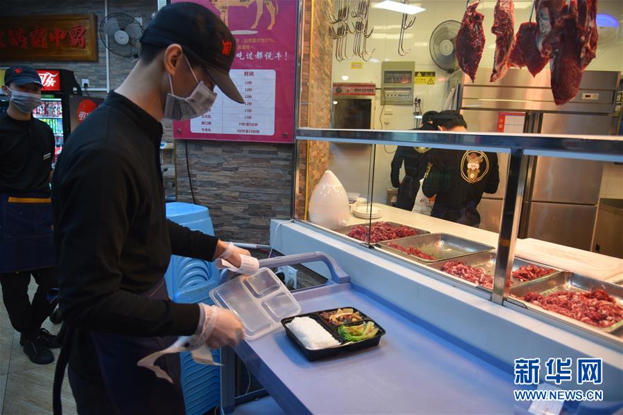 （聚焦復(fù)工復(fù)產(chǎn)&middot;圖文互動(dòng)）（3）觸網(wǎng)接單、開發(fā)簡餐、直播賣貨&mdash;&mdash;餐企換招自救