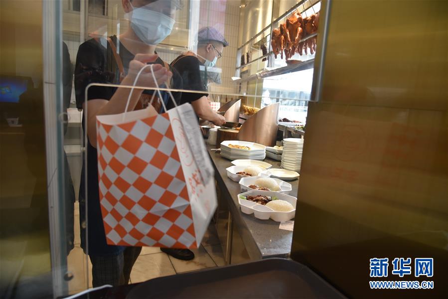 （聚焦復(fù)工復(fù)產(chǎn)&middot;圖文互動(dòng)）（4）觸網(wǎng)接單、開發(fā)簡餐、直播賣貨&mdash;&mdash;餐企換招自救