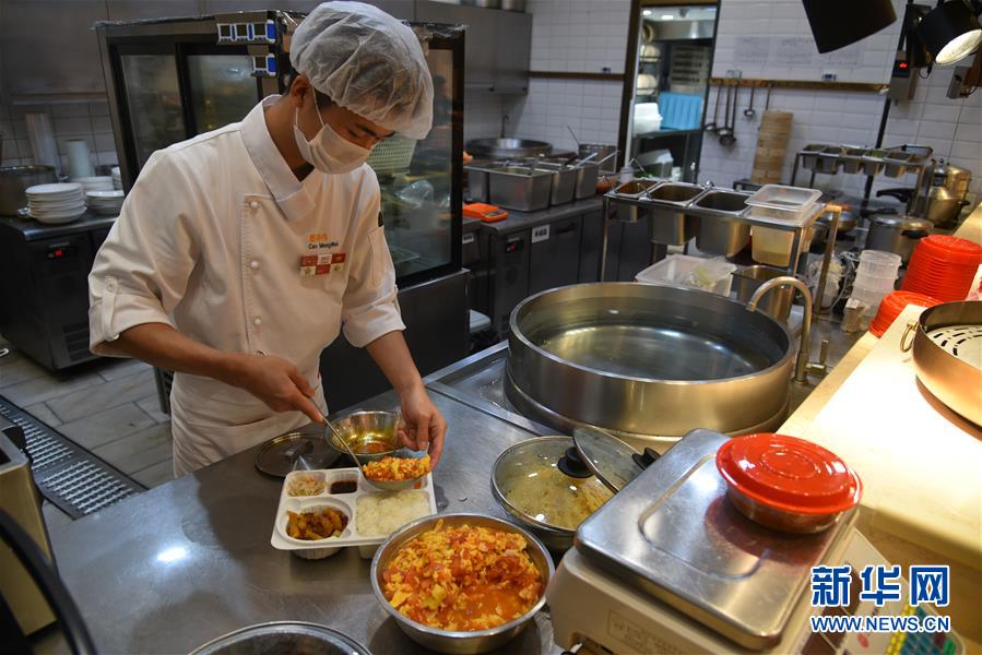 （聚焦復(fù)工復(fù)產(chǎn)&middot;圖文互動(dòng)）（5）觸網(wǎng)接單、開發(fā)簡餐、直播賣貨&mdash;&mdash;餐企換招自救