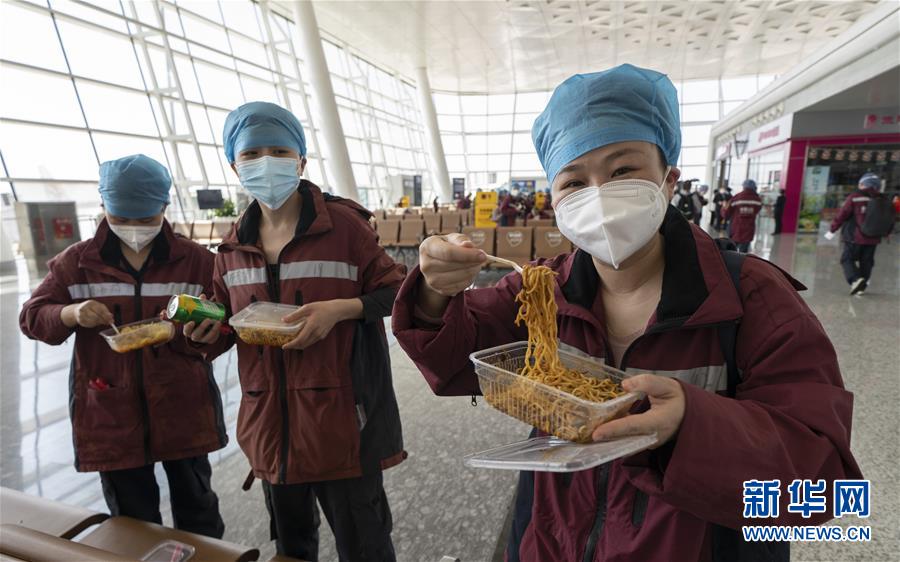 （新華全媒頭條&middot;圖文互動）（13）最美逆行者，武漢永遠記得你！&mdash;&mdash;首批援鄂醫(yī)療隊返程紀實