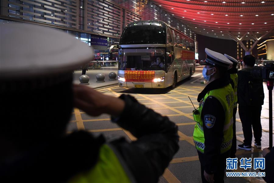 （新華全媒頭條&middot;圖文互動）（15）最美逆行者，武漢永遠記得你！&mdash;&mdash;首批援鄂醫(yī)療隊返程紀實