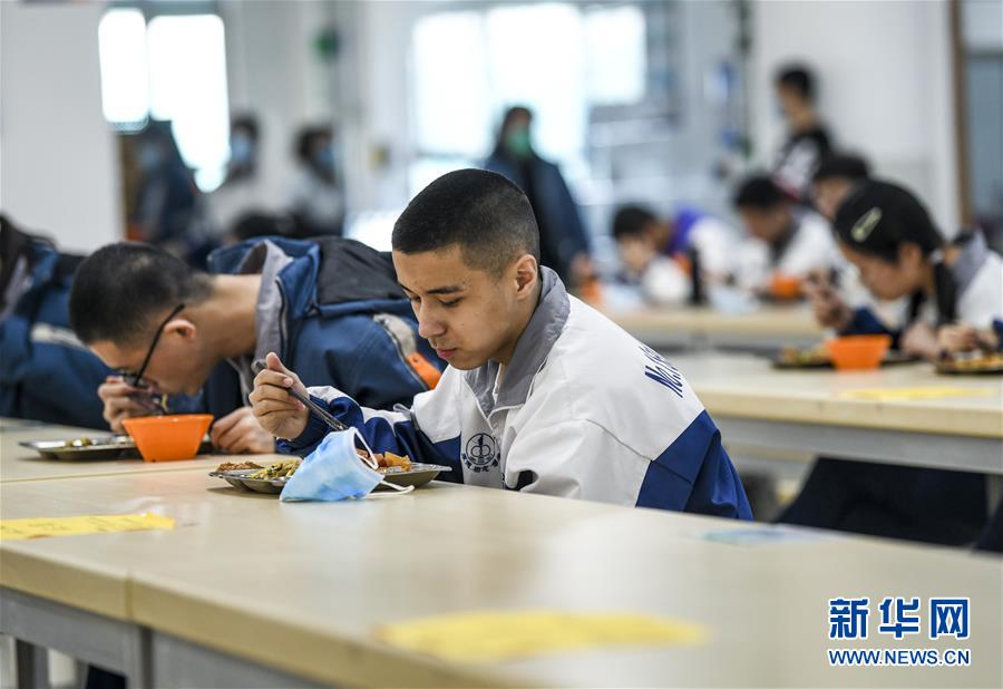 （圖文互動(dòng)）（6）&ldquo;早&rdquo;安同學(xué)，&ldquo;早&rdquo;安老師！&mdash;&mdash;新疆初高中畢業(yè)班復(fù)課一周回訪見聞