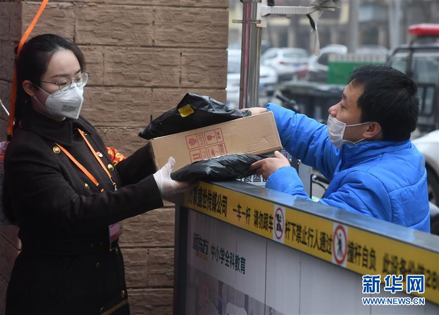 （習(xí)近平致敬的戰(zhàn)&ldquo;疫&rdquo;英雄&middot;社區(qū)工作者篇&middot;圖文互動(dòng)）（3）他們，堅(jiān)守一線戰(zhàn)風(fēng)雨