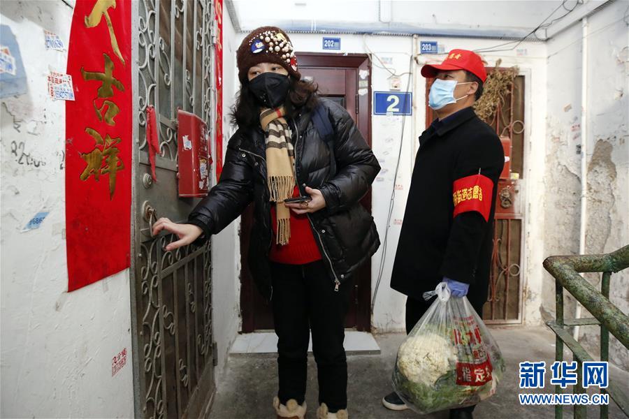 （習(xí)近平致敬的戰(zhàn)&ldquo;疫&rdquo;英雄&middot;社區(qū)工作者篇&middot;圖文互動(dòng)）（6）他們，堅(jiān)守一線戰(zhàn)風(fēng)雨