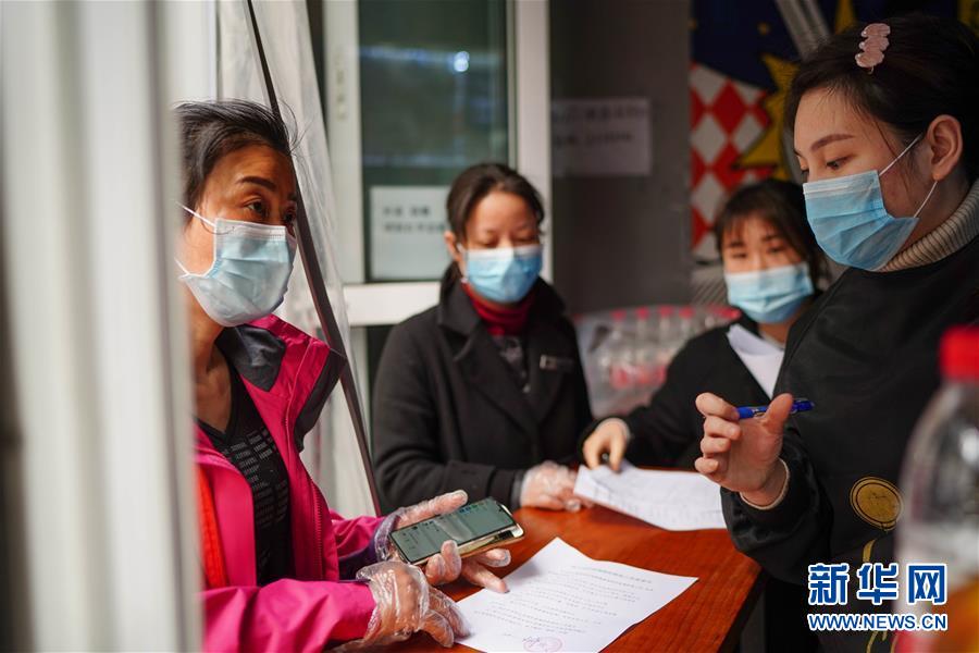 （習(xí)近平致敬的戰(zhàn)&ldquo;疫&rdquo;英雄&middot;社區(qū)工作者篇&middot;圖文互動(dòng)）（7）他們，堅(jiān)守一線戰(zhàn)風(fēng)雨