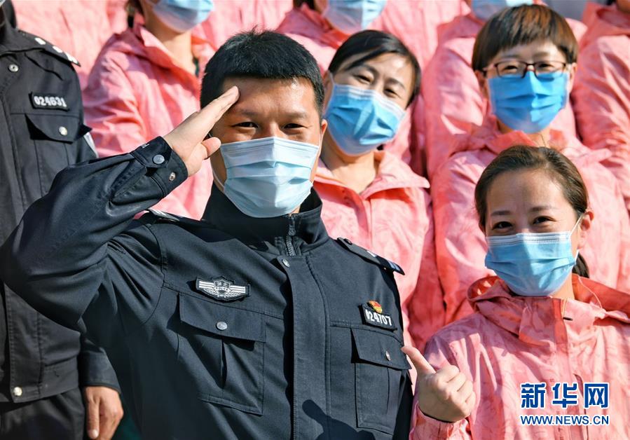 （習近平致敬的戰(zhàn)&ldquo;疫&rdquo;英雄&middot;公安干警篇&middot;圖文互動）（1）他們，抗疫一線鑄警魂
