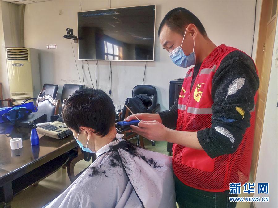 （一線抗疫群英譜&middot;圖文互動(dòng)）（2）&ldquo;小小發(fā)屋&rdquo;溢真情&mdash;&mdash;新疆&ldquo;90后&rdquo;義務(wù)理發(fā)師馬國(guó)仁的故事