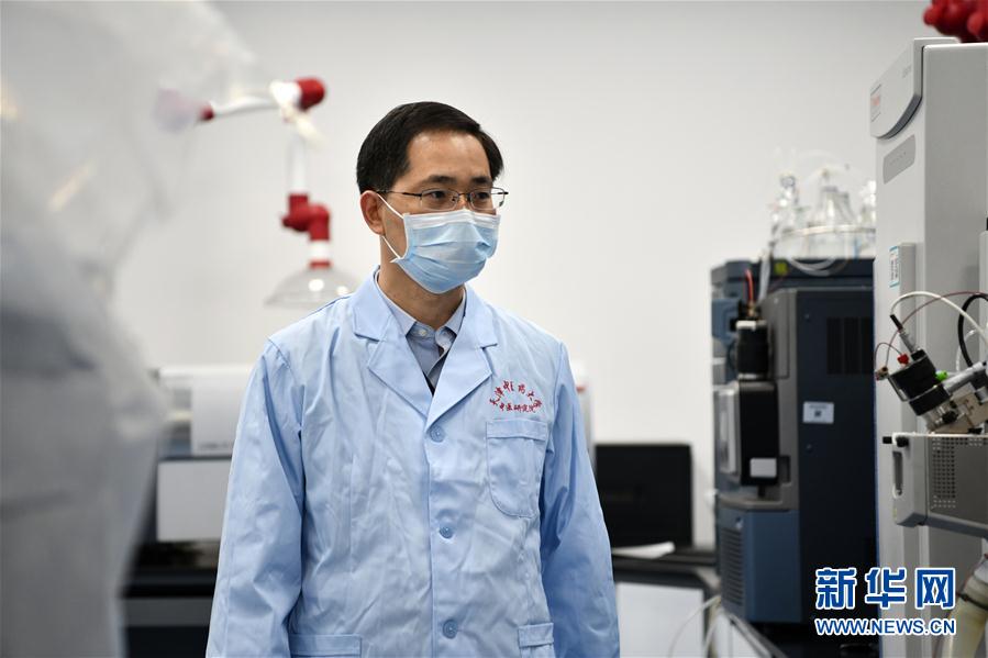 （習近平致敬的戰(zhàn)&ldquo;疫&rdquo;英雄&middot;科技工作者篇&middot;圖文互動）（6）他們，爭分奪秒與病魔較量