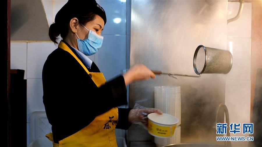 （新華全媒頭條&middot;習(xí)近平致敬的戰(zhàn)&ldquo;疫&rdquo;英雄&middot;武漢人民篇&middot;圖文互動(dòng)）（15）壯哉，大武漢&mdash;&mdash;獻(xiàn)給英雄的武漢人民