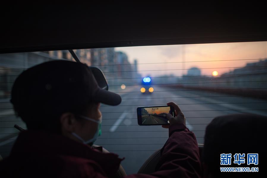 （新華全媒頭條&middot;習(xí)近平致敬的戰(zhàn)&ldquo;疫&rdquo;英雄&middot;武漢人民篇&middot;圖文互動(dòng)）（12）壯哉，大武漢&mdash;&mdash;獻(xiàn)給英雄的武漢人民