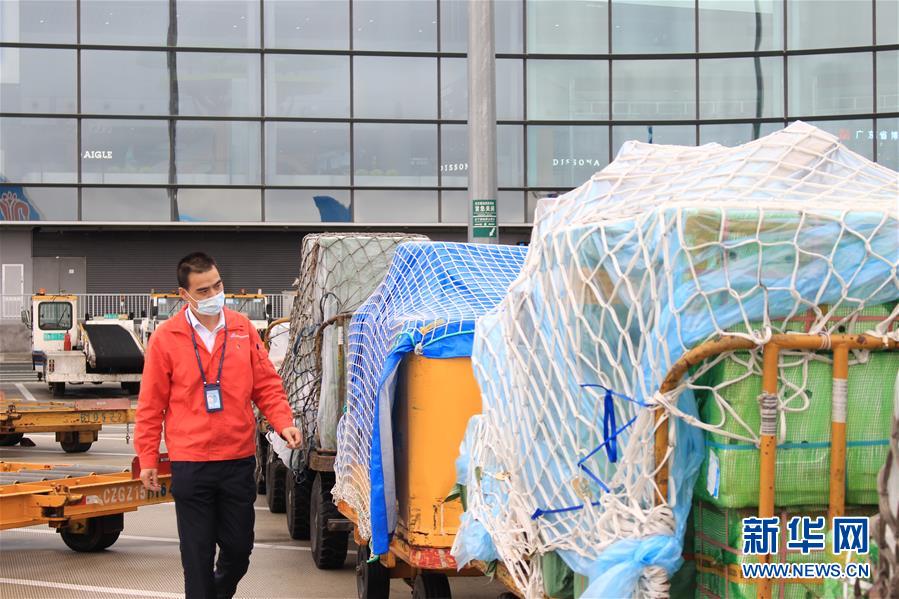 （一線抗疫群英譜&middot;圖文互動(dòng)）機(jī)坪上，他為抗疫物資保駕護(hù)航