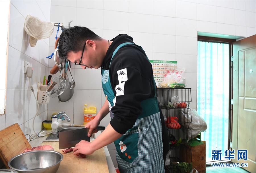 （一線抗疫群英譜&middot;圖文互動）（4）&ldquo;再年輕，也要學(xué)做頂梁柱&rdquo;&mdash;&mdash;記&ldquo;95后&rdquo;干警李文超