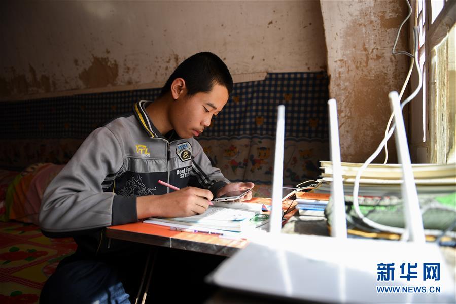 （在習(xí)近平新時(shí)代中國特色社會主義思想指引下&mdash;&mdash;新時(shí)代新作為新篇章&middot;習(xí)近平總書記關(guān)切事&middot;圖文互動）（7）讓城市更聰明　讓經(jīng)濟(jì)更智慧&mdash;&mdash;各地加快形成數(shù)字新動能促經(jīng)濟(jì)社會行穩(wěn)致遠(yuǎn)