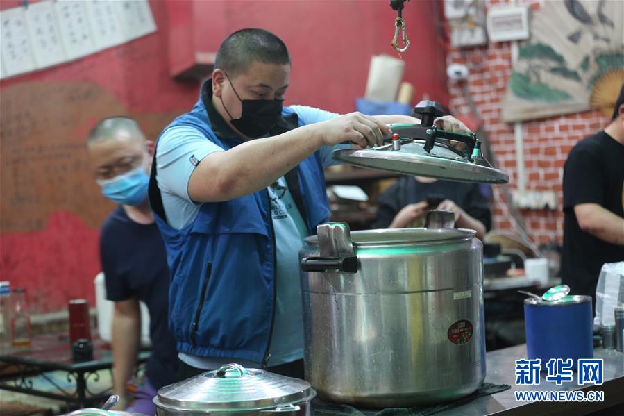 （國(guó)際疫情 &middot;圖文互動(dòng)）（1）通訊：加德滿都中國(guó)人奉獻(xiàn)的&ldquo;愛心便當(dāng)&rdquo;