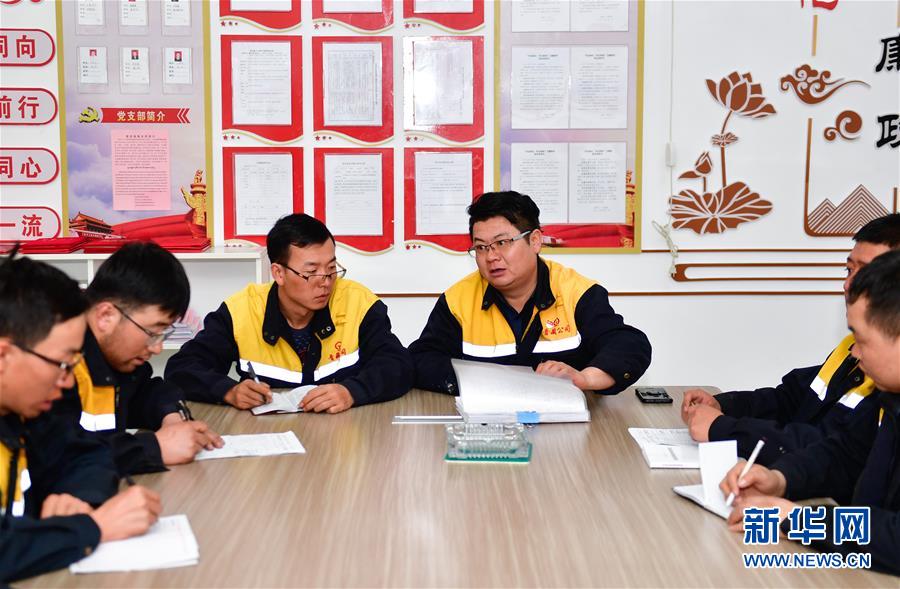 （新華全媒頭條&middot;圖文互動(dòng)）（12）用腳步和忠誠守護(hù)雪域天路&mdash;&mdash;記青藏鐵路望昆線路車間副主任于本蕃