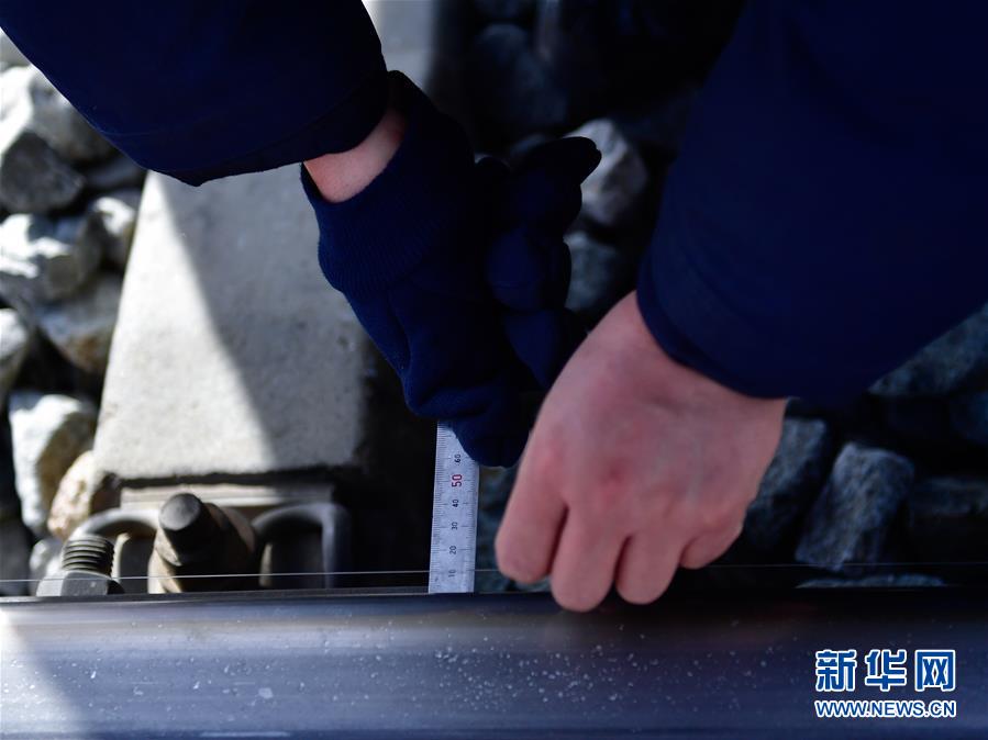 （新華全媒頭條&middot;圖文互動(dòng)）（10）用腳步和忠誠守護(hù)雪域天路&mdash;&mdash;記青藏鐵路望昆線路車間副主任于本蕃