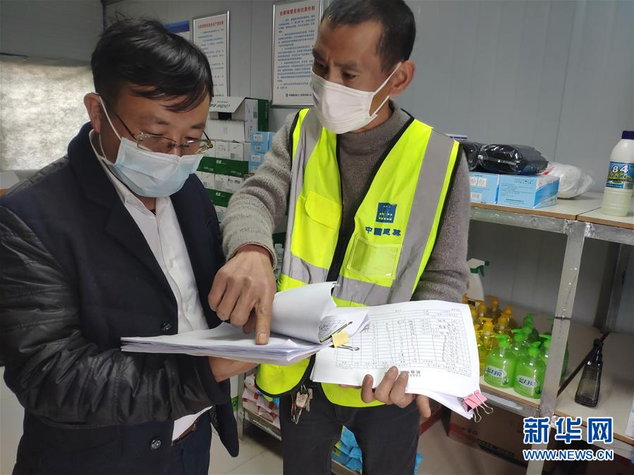 （一線抗疫群英譜&middot;圖文互動）（1）&ldquo;逆行者&rdquo;曾陽春：步行十公里，他冒雨趕赴一線