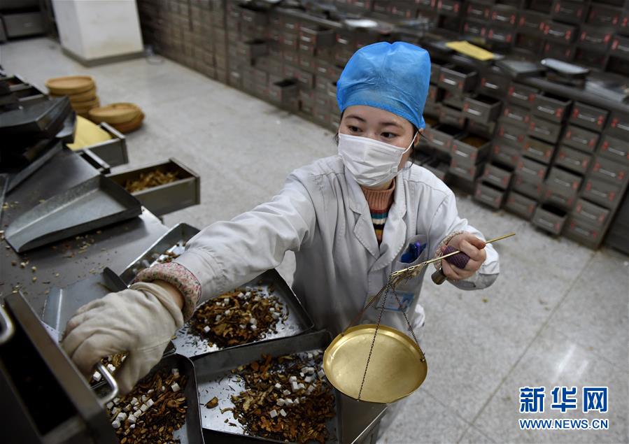 （聚焦疫情防控&middot;圖文互動(dòng)）（14）分秒必爭(zhēng)！一切為了治病救人&mdash;&mdash;中國抗疫生命至上的生動(dòng)實(shí)踐