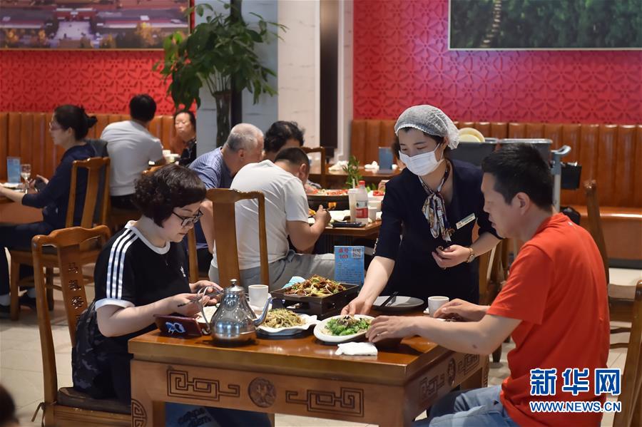 （圖文互動(dòng)）（3）北京節(jié)日市場(chǎng)復(fù)工忙、人氣旺