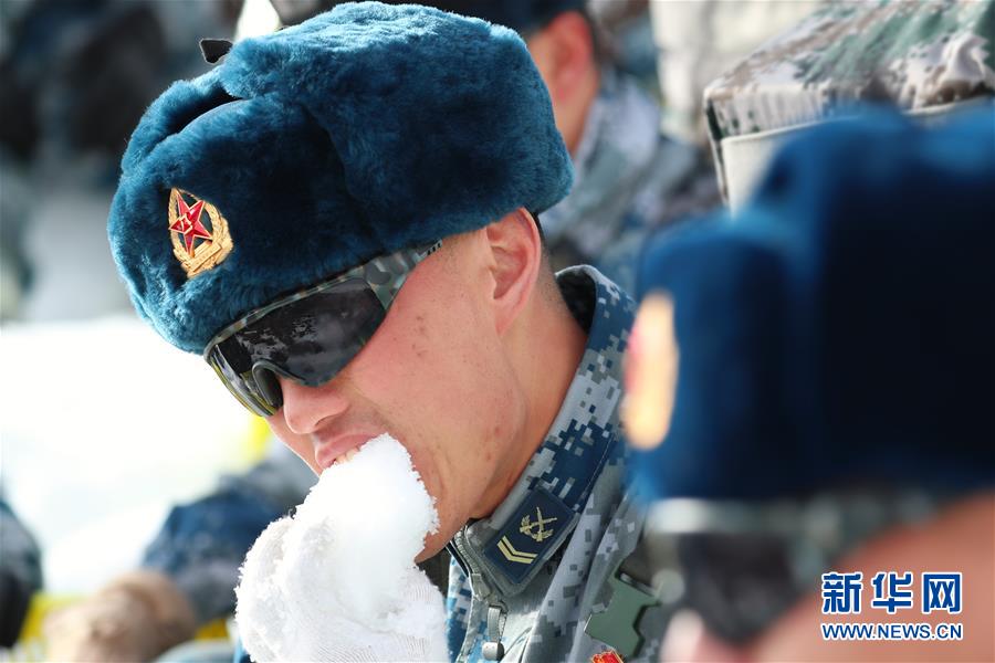 （圖文互動(dòng)）（3）特寫：山再高，也要把給養(yǎng)送上去！