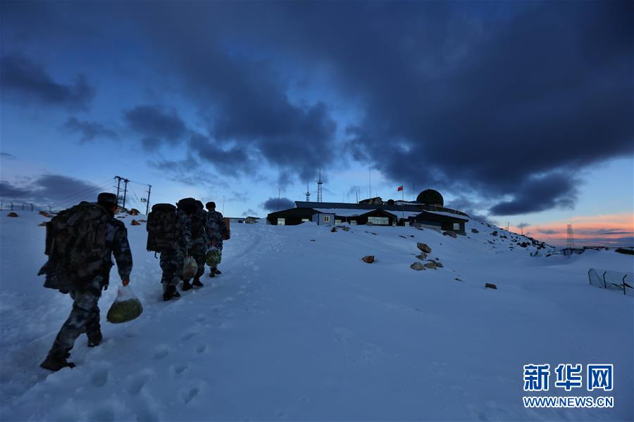 （圖文互動(dòng)）（5）特寫：山再高，也要把給養(yǎng)送上去！