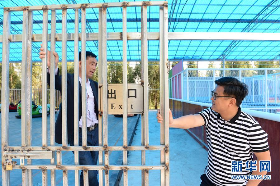 (決戰(zhàn)決勝脫貧攻堅·圖文互動)(1)理發(fā)師“修剪”鄉(xiāng)村游一團亂麻