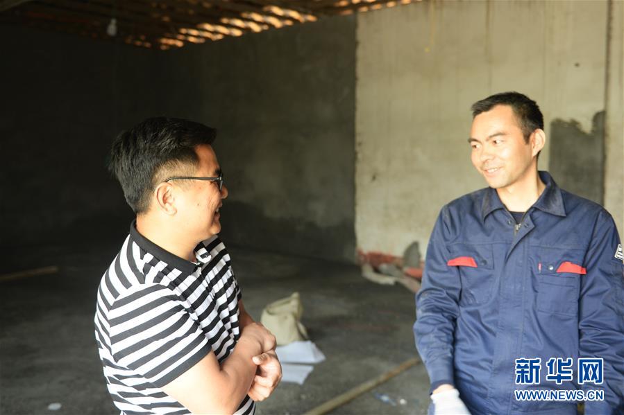 (決戰(zhàn)決勝脫貧攻堅·圖文互動)(5)理發(fā)師“修剪”鄉(xiāng)村游一團亂麻