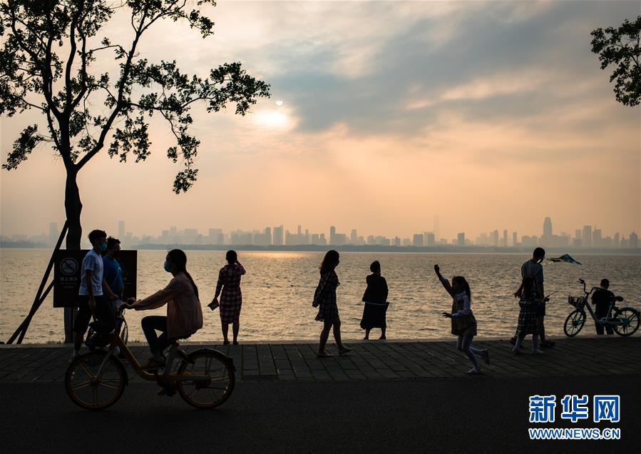 （在習(xí)近平新時代中國特色社會主義思想指引下&mdash;&mdash;新時代新作為新篇章&middot;習(xí)近平總書記關(guān)切事&middot;圖文互動）（10）疫情防控不減壓　復(fù)工復(fù)產(chǎn)正加速&mdash;&mdash;武漢&ldquo;解封&rdquo;滿月觀察