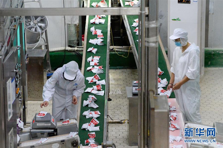 （圖文互動）（1）烏魯木齊：實施&ldquo;哺育工程&rdquo; 23萬余學(xué)齡前兒童免費喝牛奶