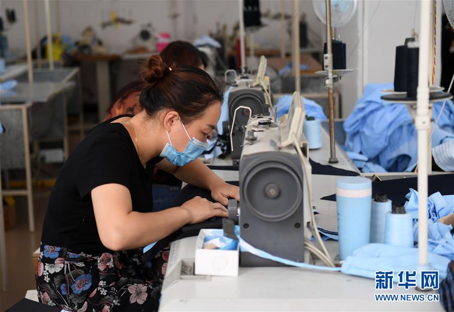 (在習(xí)近平新時(shí)代中國(guó)特色社會(huì)主義思想指引下——新時(shí)代新作為新篇章·習(xí)近平總書(shū)記關(guān)切事·圖文互動(dòng))(4)讓每一個(gè)角落都感受到幸福的溫情——人口較少民族在脫貧攻堅(jiān)大潮中的奮進(jìn)故事