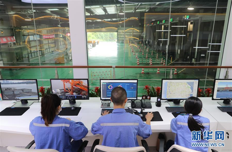 (新華全媒頭條·圖文互動(dòng))(12)演繹新時(shí)尚 答好治理卷——上海實(shí)施垃圾分類效果追蹤