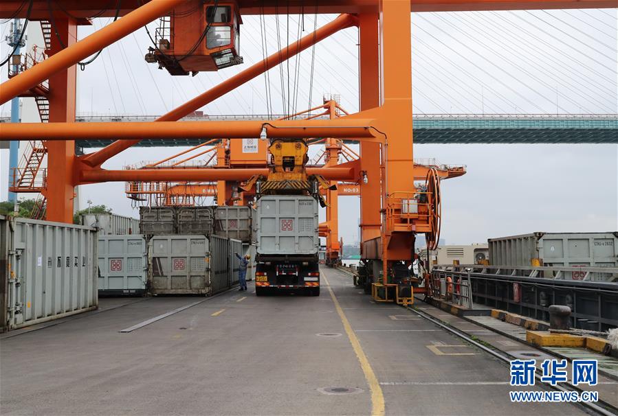 (新華全媒頭條·圖文互動(dòng))(11)演繹新時(shí)尚 答好治理卷——上海實(shí)施垃圾分類效果追蹤